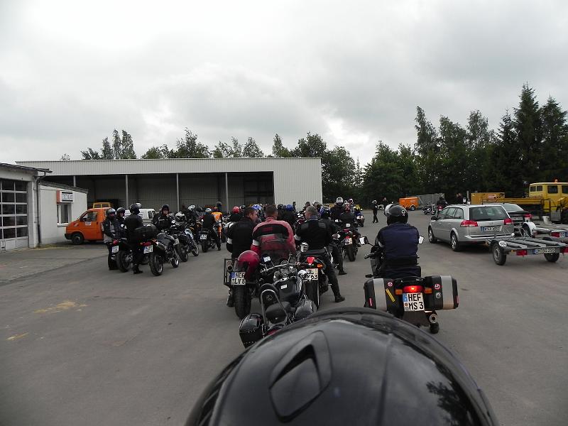 DSCN4036.JPG - zbiórka przed odjazdem. Oczywiście się chmurzy.