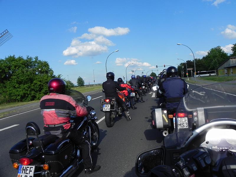 DSCN4207.JPG - Karnie w ogonku do świateł.