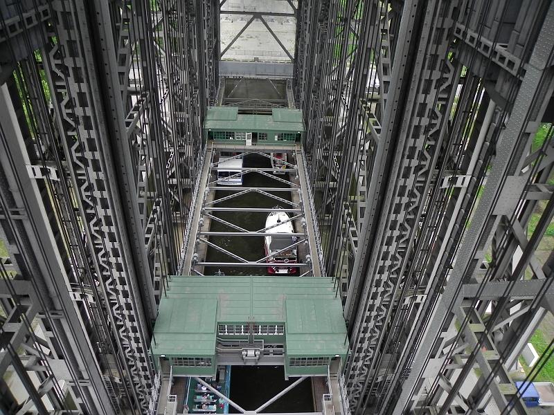 DSCN6246.JPG - Statki i barki przemieszczane są za pomocą windy.